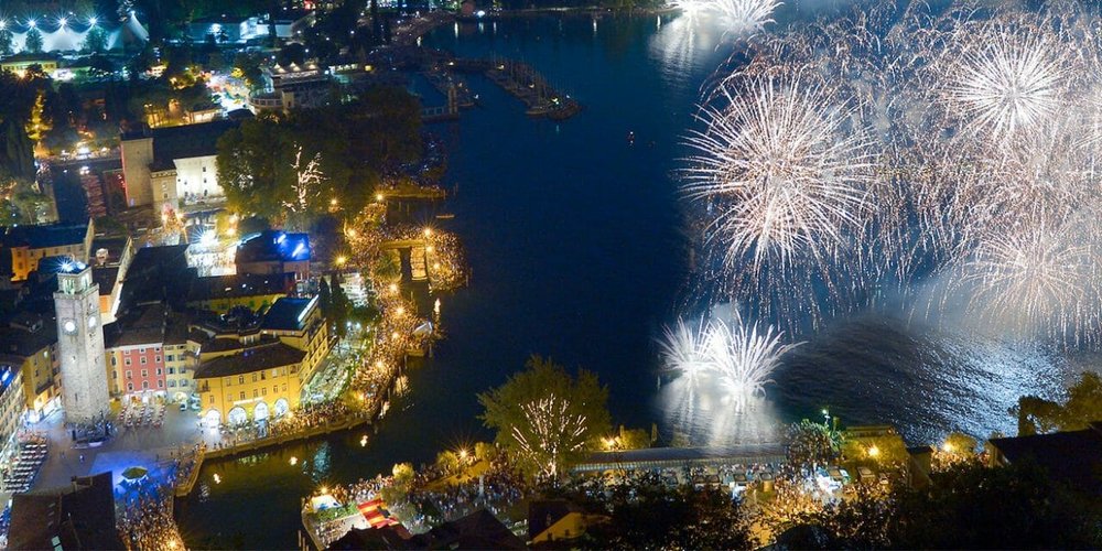 Fuochi d'artificio sul lago di Garda